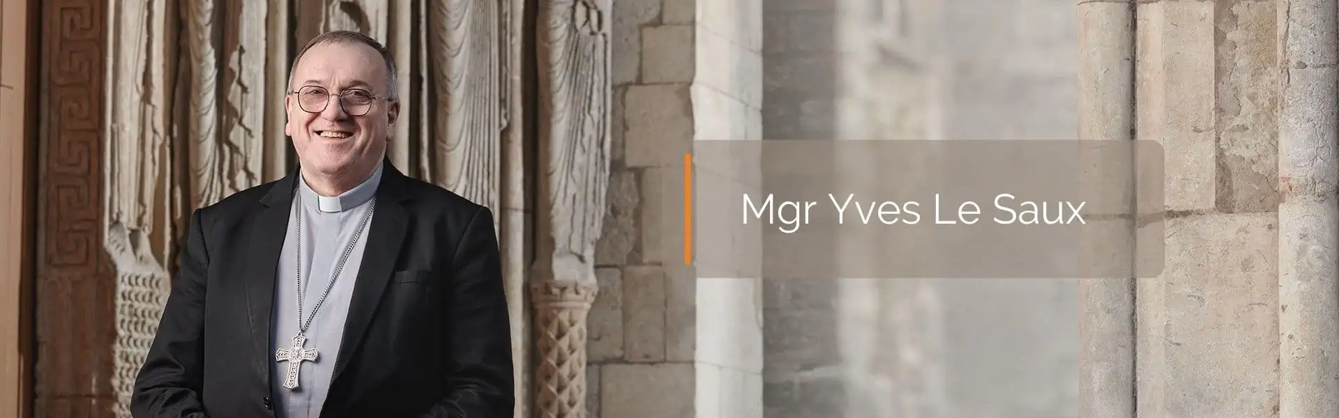 Mgr Yves Le Saux devant la cathédrale du Mans