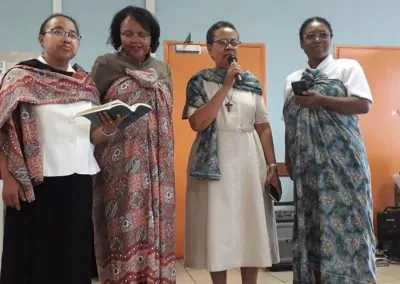 Groupe de femmes interprétant un chant religieux d'Afrique