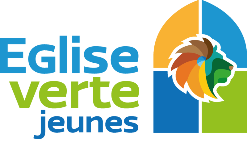 Logo Label Eglise verte jeunes - Représentant un vitrail avec une tête de lion au dessus, mêlant les couleurs bleues, vertes, marrons en dégradé