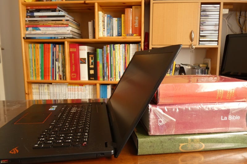 ordinateur ouvert sur un bureau