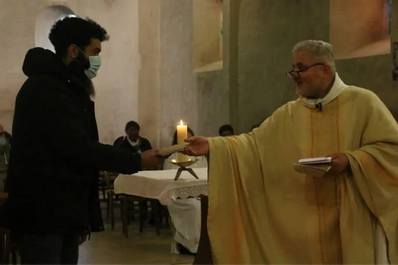 le père Cador remet à un musulman la lettre Fratelli Tutti du Pape