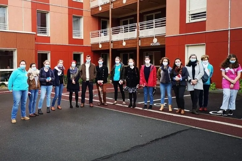 Chorale du Pôle Jeunes devant Bonnière