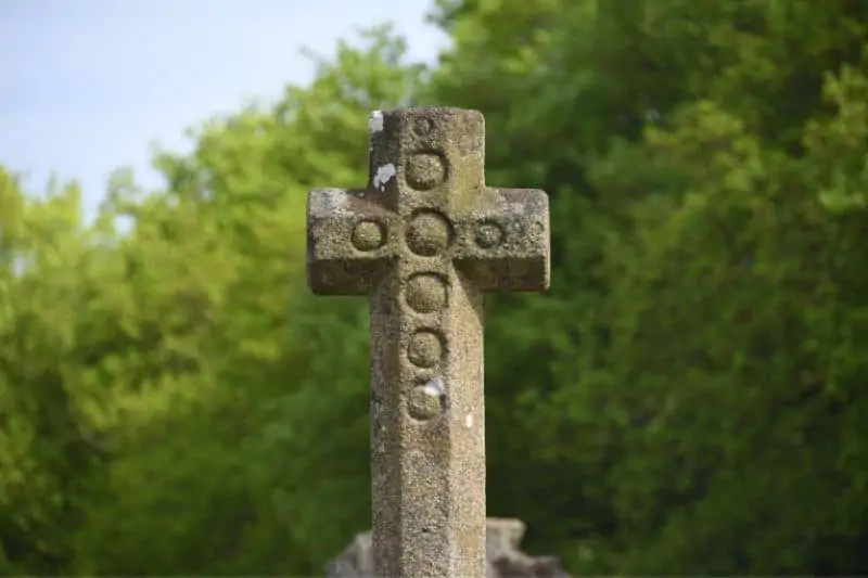 Croix sur mur de Jérusalem ensoleilé