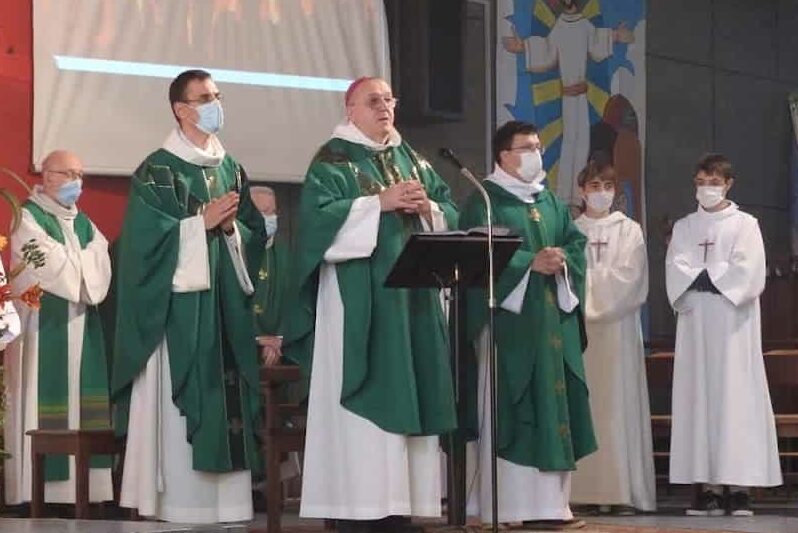 Mgr Le Saux entouré du père Vincent et du père Gaël, en habit liturgique de couleur verte