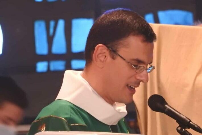 Le père Vincent Rabergeau prononce ses remerciements au micro à l'issue de la célébration