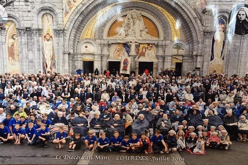Groupe du diocèse du Mans devant la basilique à Lourdes en2019