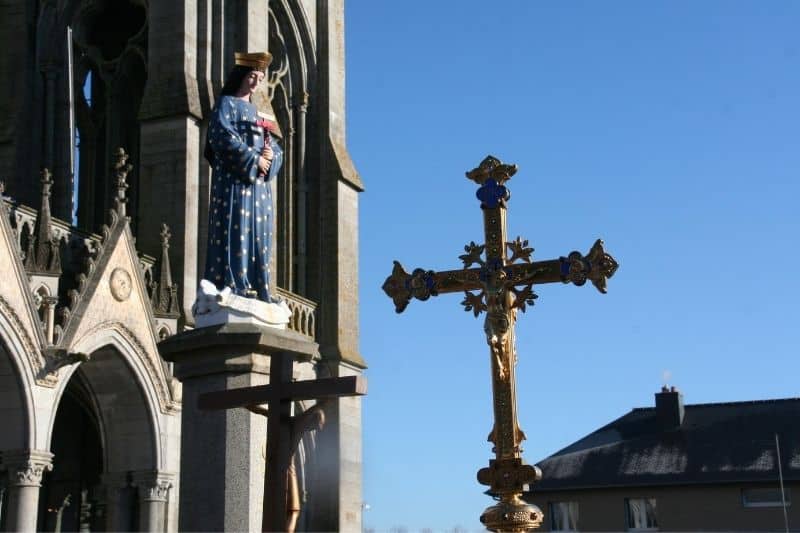 Vierge Marie devant la basilique de Pontmain