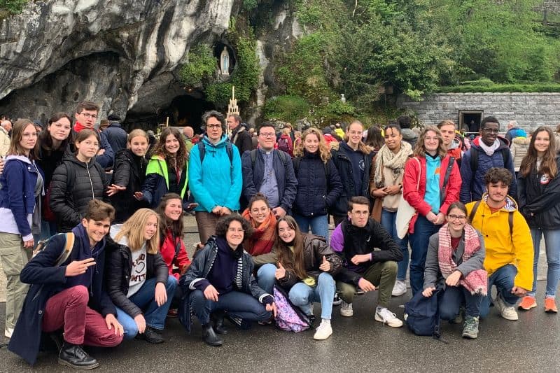 Groupe de lycéens à Lourdes en avril 2022