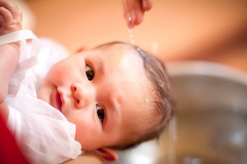 Portrait d'un bébé pendant son baptême