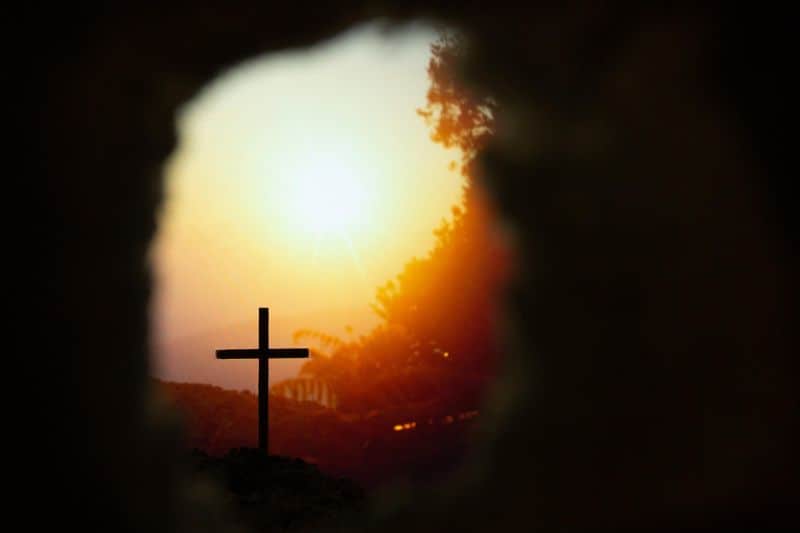 Photo d'une croix dans la lumière