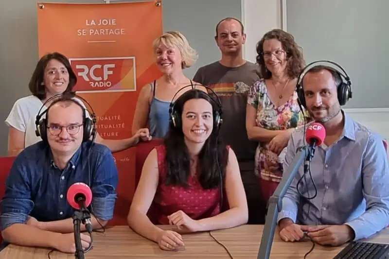 Photo de l'équipe d'RCF Sarthe en studio - Rentrée 2022