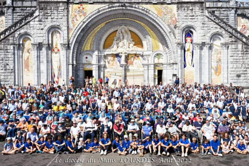 Photo de groupe du pèlerinage diocésain à Lourdes en 2022