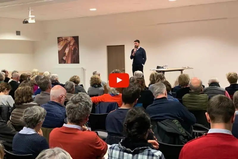 Erwan Le Morhedec devant le public venu assister à la conférence sur la fin de vie mardi 24 janvier 2023 à la Maison Saint-Julien au Mans