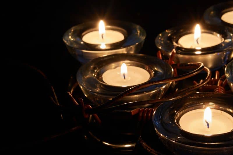 lumignons éclairés en mémoire des justes et des juifs morts pendant la seconde guerre mondiale