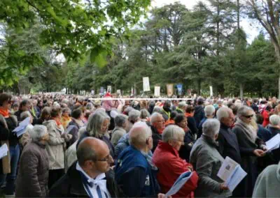 Une foule de fidèles assistent à la messe