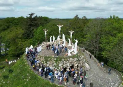 Représentation de la crucifixion, Jésus est en croix entouré des deux larrons