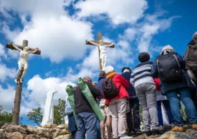 un groupe de pélerins prient au sommet du calvaire