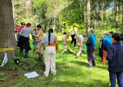 Des jeunes font un jeu d'équilibre dans la forêt