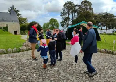 sur un parterre de pavés des pélerins font une pause