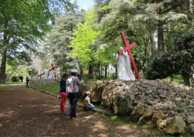 Deux personnes prient devant un crucifix