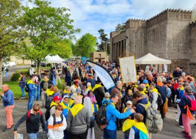 départ d'une marche, pélerins avec des foulards jaunes