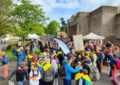 départ d'une marche, pélerins avec des foulards jaunes