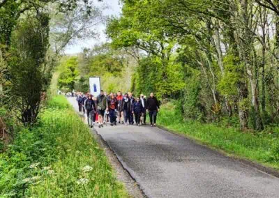 Sur une route un chapitre de pélerins en marche