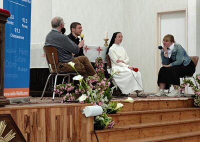 podium sur lequel, marié, prêtre et religieuse témoignent du choix de vie qui est le leur