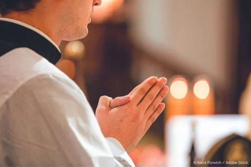 mains jointes d'un séminariste en prière