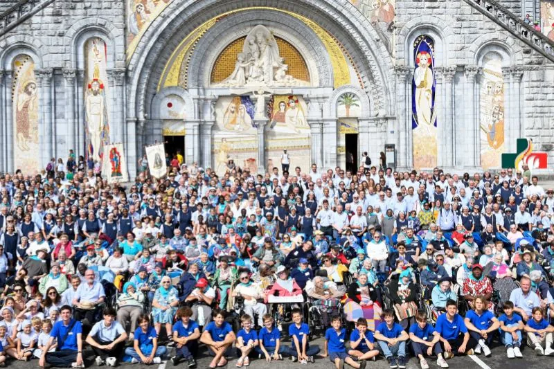 Photo de groupe du pèlerinage diocésain à Lourdes en 2022