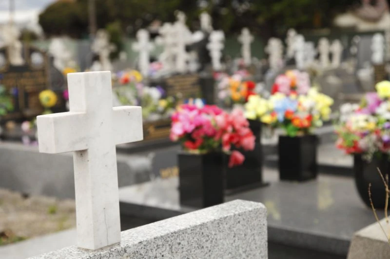 Tombes et croix dans un cimetière fleuri