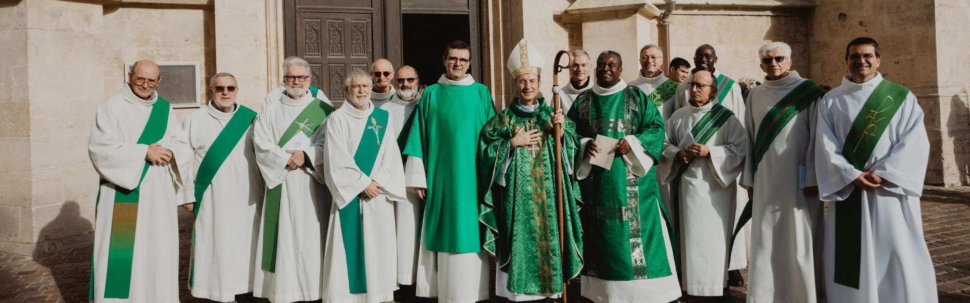 Les diacres sont avec une chasuble dalmatique verte autour de l'évêque Mgr Vuilemin lors de l'ordination de FX Marchais et de C. Bigoundou Koumba