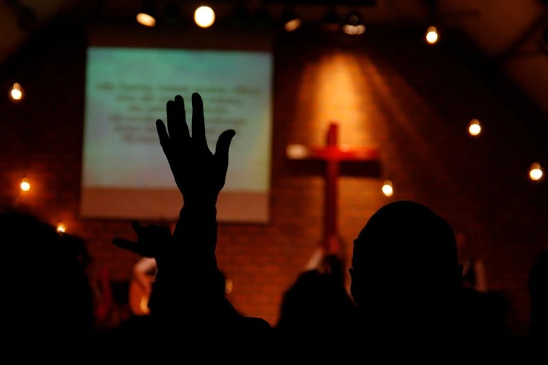 Fidèles qui louent le Seigneur devant la croix