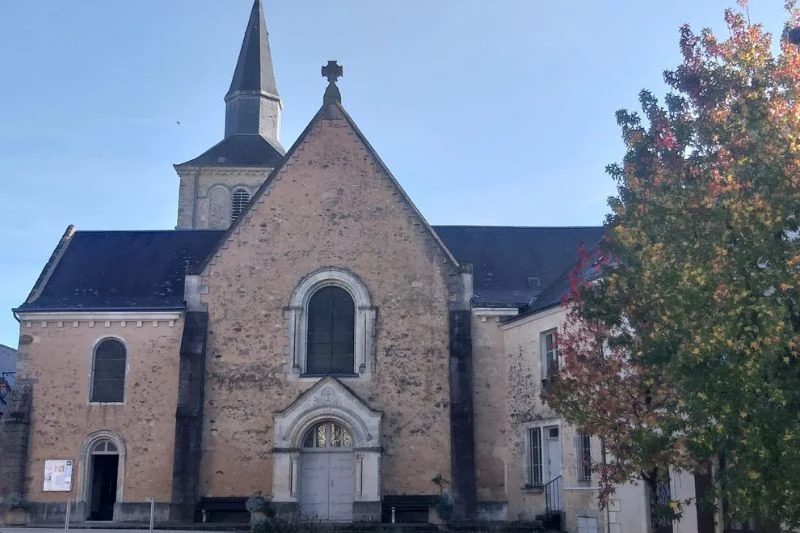 Façade de l'église de Loué