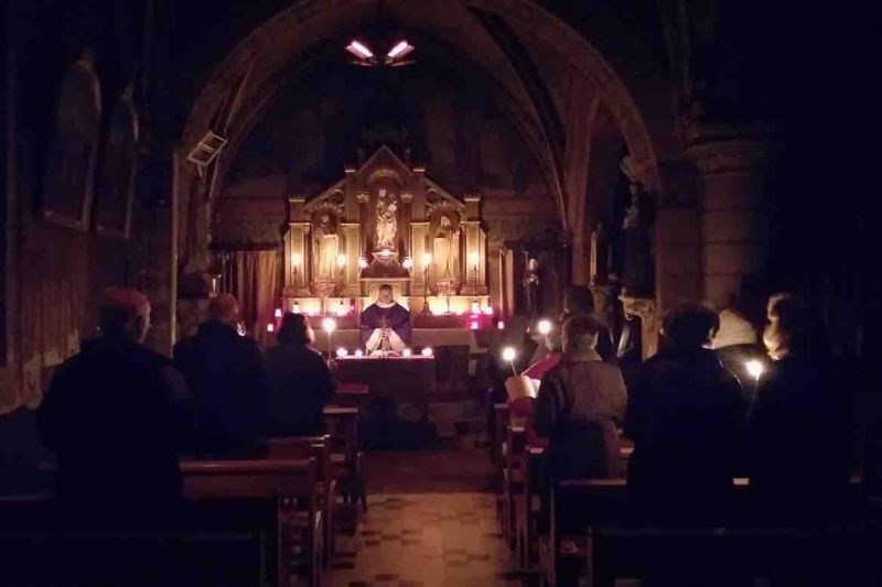 Messe de l'attente à la bougie à Loué