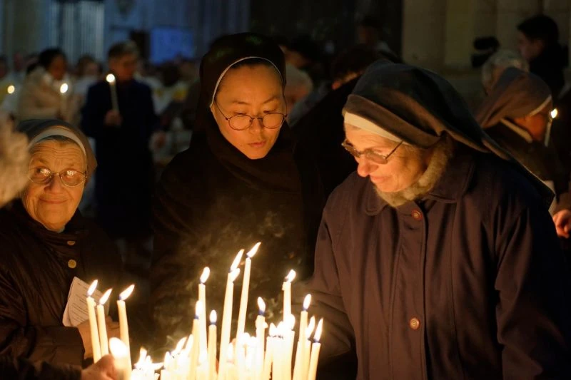 Trois religieuses dans la cathédrale du Mans